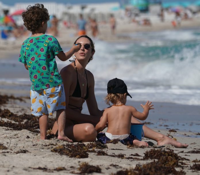 Candice Swanepoel: cazado saltando cuarentena en las playas de Miami 9