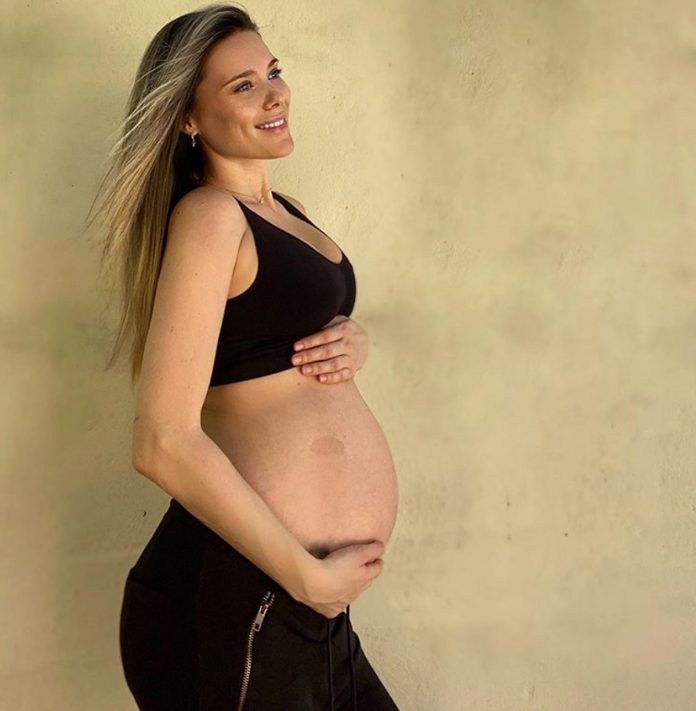 Lorena Gómez comparte una foto amamantando a su bebé 21