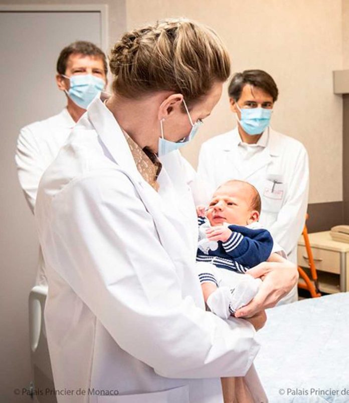 Charlène de Monaco rejuvenece con un truco (barato) después del parto 6