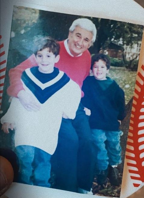 ¿Quién es Max Ehrich? Wiki, biografía, altura, edad, novia, familia y más 2 Max Ehrich con su abuelo y hermano