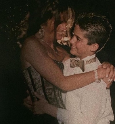 ¿Quién es Max Ehrich? Wiki, biografía, altura, edad, novia, familia y más 6 Una foto antigua de Max Ehrich con su madre Rhonda Ehrich