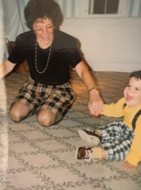 ¿Quién es Max Ehrich? Wiki, biografía, altura, edad, novia, familia y más 8 Max Ehrich con su abuela Bobbi
