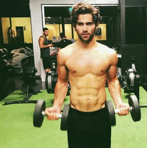 ¿Quién es Max Ehrich? Wiki, biografía, altura, edad, novia, familia y más 10 Estadísticas de altura, peso y cuerpo de Max Ehrich