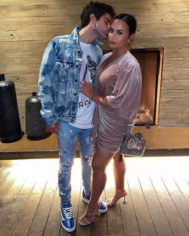 ¿Quién es Max Ehrich? Wiki, biografía, altura, edad, novia, familia y más 16 Max Ehrich y Demi Lovato posando juntos
