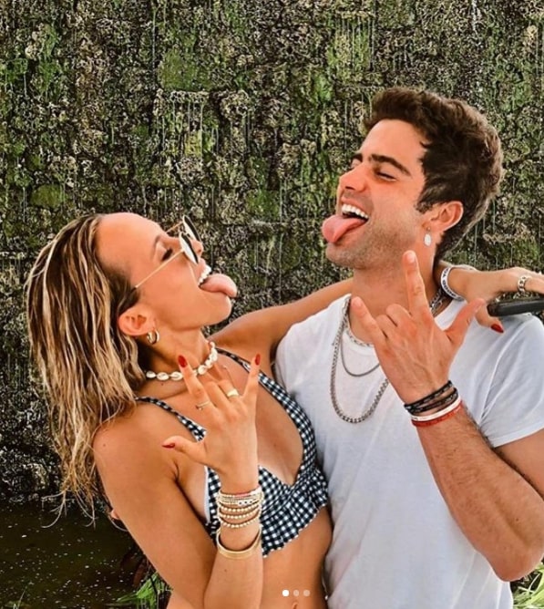 ¿Quién es Max Ehrich? Wiki, biografía, altura, edad, novia, familia y más 28 Max Ehrich con su amiga Liv Schreiber