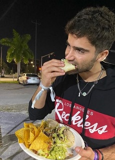 ¿Quién es Max Ehrich? Wiki, biografía, altura, edad, novia, familia y más 26 Max Ehrich disfrutando de unos tacos