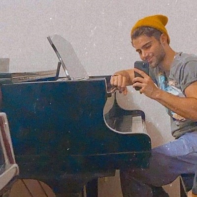 ¿Quién es Max Ehrich? Wiki, biografía, altura, edad, novia, familia y más 32 Max Ehrich tomándose una selfie con su piano