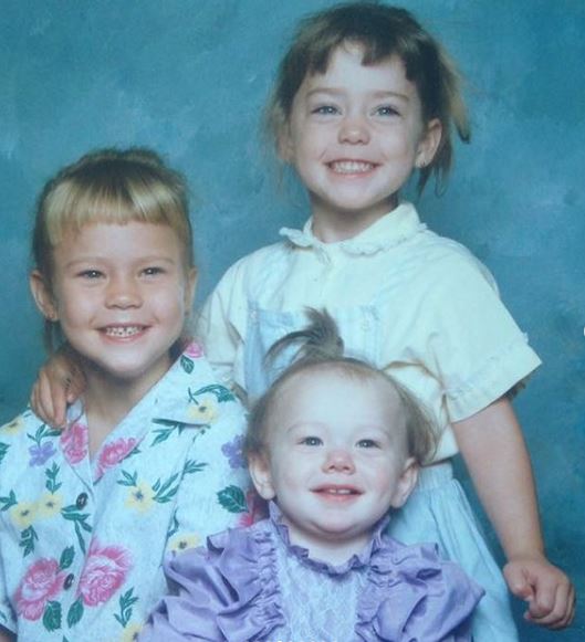 Chelcie Lynn Wiki: biografía, patrimonio, profesión, edad, esposo, familia, estilo de vida y más 4 Chelcie Lynn con sus hermanas en foto de infancia