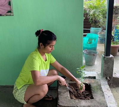Wiki Deeplina Deka | Altura, edad, novio, familia, biografía y más 38 Deeplina Deka ama plantar