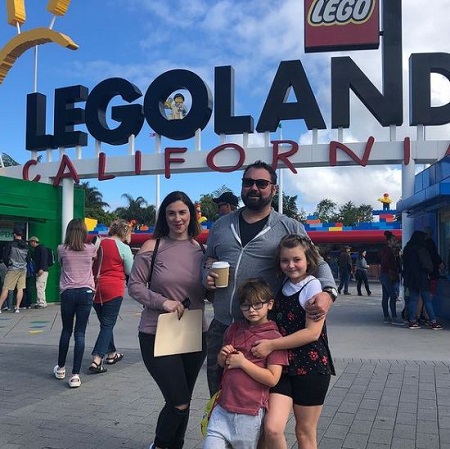 Ryder Allen Wiki, altura, edad, familia, películas, biografía y más 34 Ryder Allen con su familia en su lugar favorito