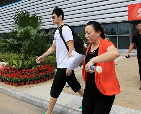 Sun Yang Altura, peso, edad, esposa, biografía, familia y asuntos 2 Sun Yang madre Yang Ming