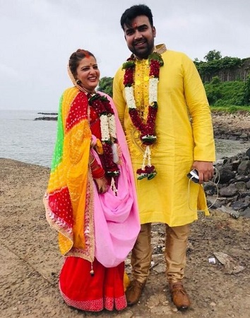 Kanchan Sharma (La esposa de Sandeep Nahar) Wiki, Años, Niños, Familia, Biografía y más 12 Kanchan Sharma con su esposo Sandeep Nahar