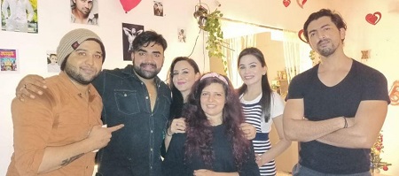 Kanchan Sharma (La esposa de Sandeep Nahar) Wiki, Años, Niños, Familia, Biografía y más 14 Kanchan Sharma con sus amigos