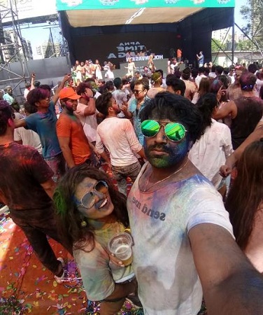 Kanchan Sharma (La esposa de Sandeep Nahar) Wiki, Años, Niños, Familia, Biografía y más 24 Kanchan y Sandeep en la función Holi