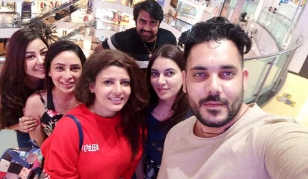 Kanchan Sharma (La esposa de Sandeep Nahar) Wiki, Años, Niños, Familia, Biografía y más 28 Kanchan Sharma y amigos
