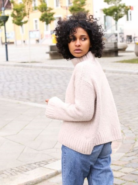 Safinaz Sattar Altura, peso, edad, novio, biografía, familia y wiki 6 Safinaz Sattar se ve muy linda con su peinado rizado.