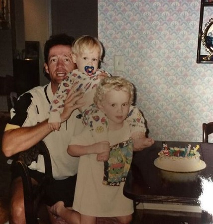 Hunter Doohan Wiki, altura, edad, novio, familia, biografía y más 8 Una foto antigua de Hunter Doohan con su padre Peter Doohan y su hermano John Doohan