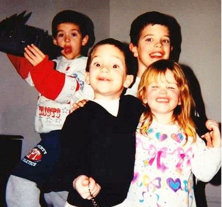 Wiki, altura, edad, novia, patrimonio, biografía y más 2 Foto de la infancia de Jimi Stanton con sus hermanos.