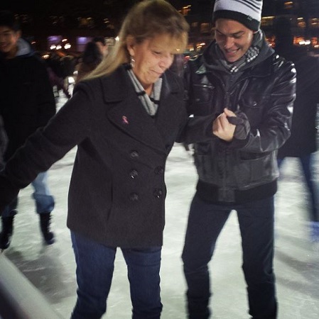 Wiki, altura, edad, novia, patrimonio, biografía y más 8 Jimi Stanton enseñando patinaje sobre hielo a su madre