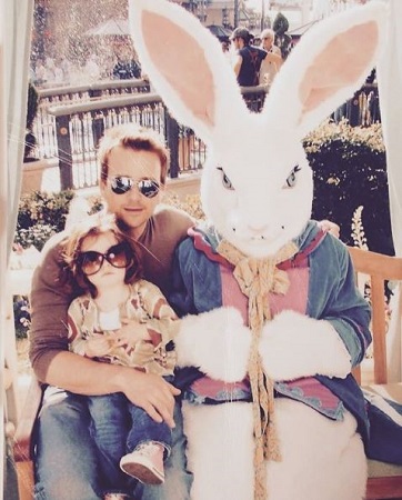 Lola Flanery Wiki, altura, edad, novio, familia, biografía y más 6 Foto de la infancia de Lola Flanery con su padre Sean Patrick Flanery