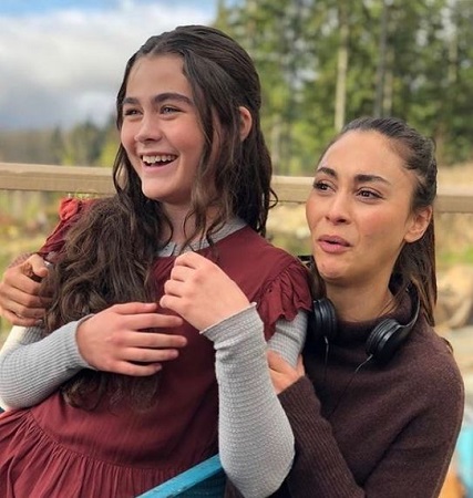 Lola Flanery Wiki, altura, edad, novio, familia, biografía y más 18 Lola Flanery con su mejor amiga
