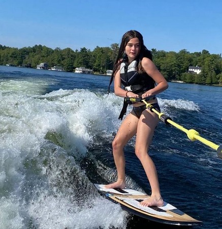Lola Flanery Wiki, altura, edad, novio, familia, biografía y más 46 Lola Flanery ama el surf