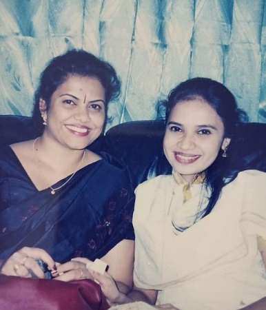 Minu Muneer Wiki, edad, esposo, familia, biografía, películas y más 8 Una foto antigua de Minu Muneer con su amiga.