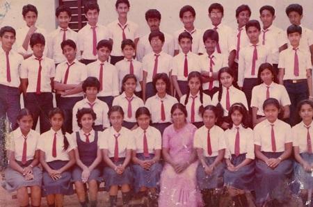 Minu Muneer Wiki, edad, esposo, familia, biografía, películas y más 6 Foto antigua de Minu Muneer con sus amigas del colegio.