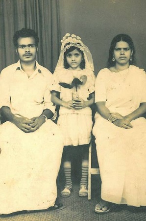 Minu Muneer Wiki, edad, esposo, familia, biografía, películas y más 2 Foto de la infancia de Minu Muneer con sus padres.