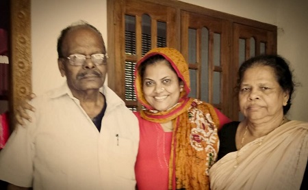 Minu Muneer Wiki, edad, esposo, familia, biografía, películas y más 14 Minu Muneer con su mamá y su papá