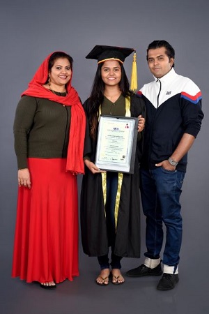 Minu Muneer Wiki, edad, esposo, familia, biografía, películas y más 12 Minu Muneer con sus hijos