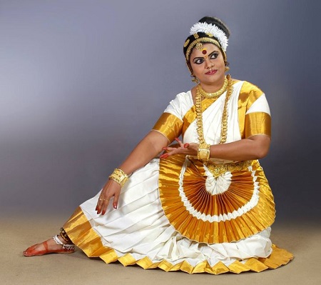 Minu Muneer Wiki, edad, esposo, familia, biografía, películas y más 26 Minu Muneer es una bailarina clásica entrenada