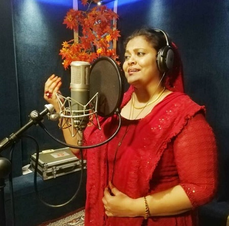 Minu Muneer Wiki, edad, esposo, familia, biografía, películas y más 30 Minu Muneer en el estudio de música