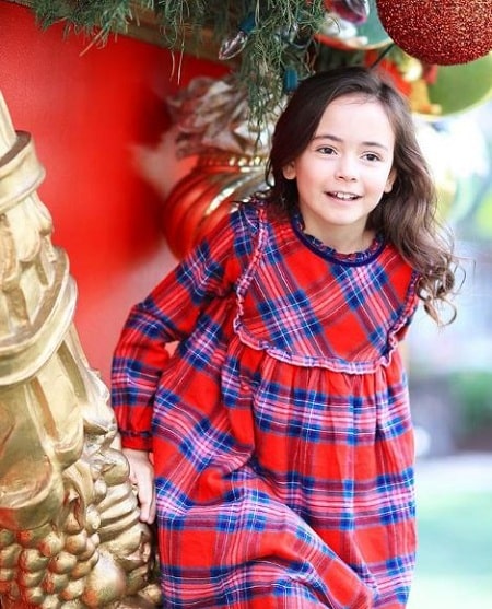 Wiki, edad, altura, familia, películas, biografía y más 2 Hala Finley celebrando la Navidad