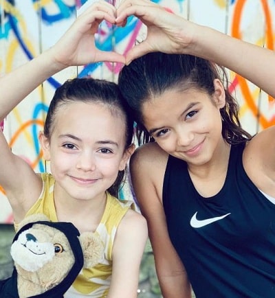 Wiki, edad, altura, familia, películas, biografía y más 10 Hala Finley con su coprotagonista y mejor amiga Yaya Gosselin
