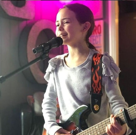 Wiki, edad, altura, familia, películas, biografía y más 12 Hala Finley ensayando con su guitarra