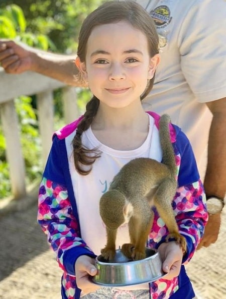 Wiki, edad, altura, familia, películas, biografía y más 28 Hala Finley con un mono en República Dominicana