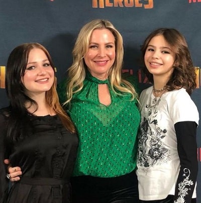Lotus Blossom (actriz) Wiki, edad, altura, familia, películas, biografía y más 10 Lotus Blossom con su madre Lisa Reyes y su hermana Lulu Eisenberg