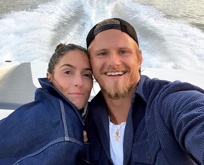 Alexander Ludwig Altura, peso, edad, novia, familia, biografía y más 24 Alexander Ludwig con su pareja Lauren Dear