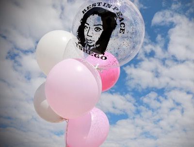 Tshegofatso Pule Wiki, Años, Novio, Marido & Biografía 4 Golpes rosas y blancos lanzados en el cielo en memoria de Tshego
