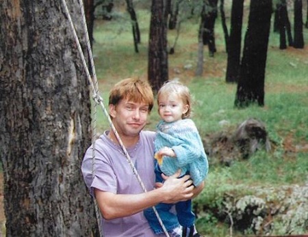 Alaia Baldwin Wiki, altura, edad, esposo, patrimonio, biografía y más 6 La foto de la infancia de Alaia Baldwin con su padre Stephen Baldwin