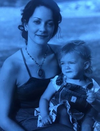 Alaia Baldwin Wiki, altura, edad, esposo, patrimonio, biografía y más 4 Una foto antigua de Alaia Baldwin con su mamá Kennya Baldwin