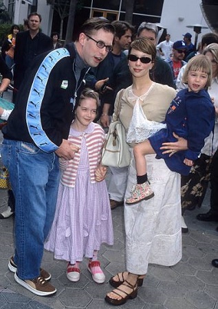 Alaia Baldwin Wiki, altura, edad, esposo, patrimonio, biografía y más 12 La foto antigua de Alaia Baldwin con su madre Kennya Baldwin, su padre Stephen Baldwin y su hermana Hailey Baldwin
