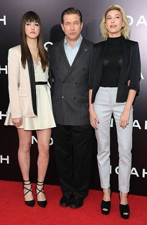 Alaia Baldwin Wiki, altura, edad, esposo, patrimonio, biografía y más 16 Alaia Baldwin con su padre Stephen Baldwin y su hermana Hailey Baldwin