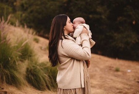 Alaia Baldwin Wiki, altura, edad, esposo, patrimonio, biografía y más 22 Alaia Baldwin y su hija Iris Elle Aronow