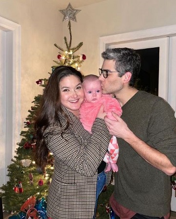 Alaia Baldwin Wiki, altura, edad, esposo, patrimonio, biografía y más 26 Alaia Baldwin con su esposo Andrew Aronow y su hija Iris Elle Aronow