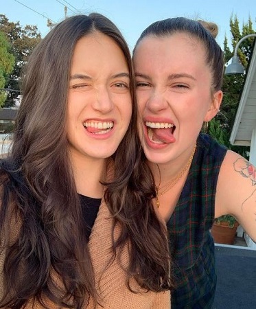 Alaia Baldwin Wiki, altura, edad, esposo, patrimonio, biografía y más 38 Alaia Baldwin con su prima hermana Ireland Baldwin