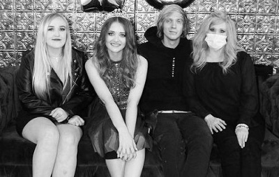 Reylynn Caster Wiki, edad, altura, novio, familia, biografía y más 6 Reylynn Caster con su mamá Teresa Carter, su hermana Amanda Caster y su hermano Anthony Caster