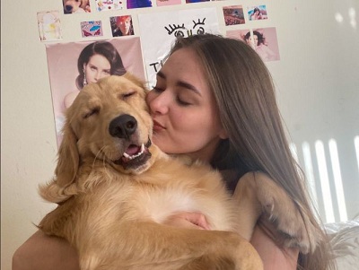 Reylynn Caster Wiki, edad, altura, novio, familia, biografía y más 20 Reylynn Caster con su mascota Lola