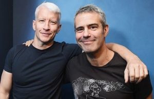 Andy Cohen Altura, edad, esposa, familia, biografía, patrimonio y más 6 Andy Cohen con Anderson Cooper